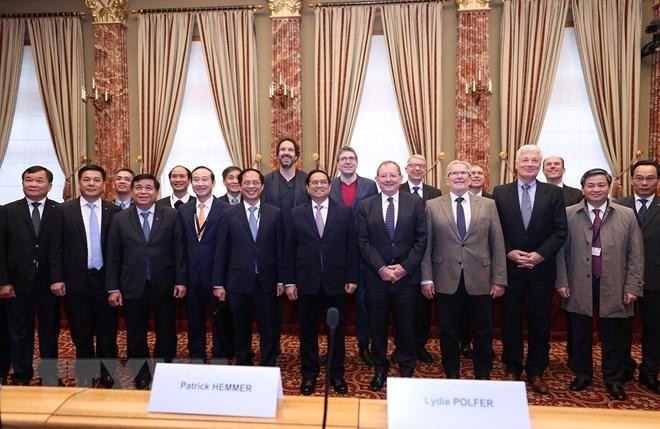 双方代表合影。（图片来源：越通社）