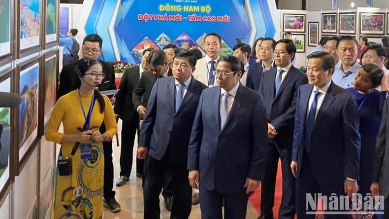 范明正总理出席题为“东南部：新突破-新高度”的图片展。