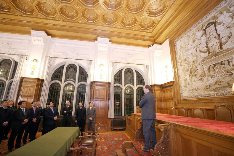 越南代表团参观海牙常设仲裁法院总部。(图片来源:VGP) 越南代表团参观海牙常设仲裁法院总部。(图片来源:VGP)