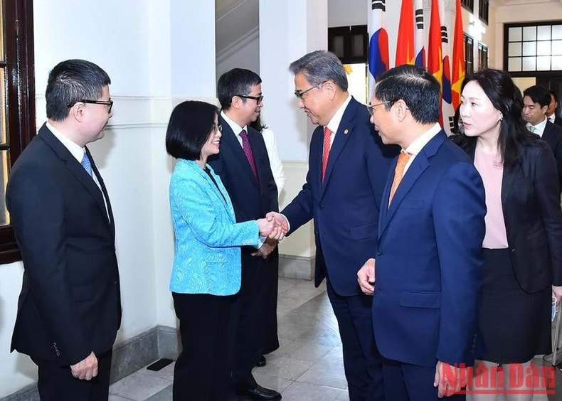 韩国外交部长朴振和越南外交部干部职员。 韩国外交部长朴振和越南外交部干部职员。