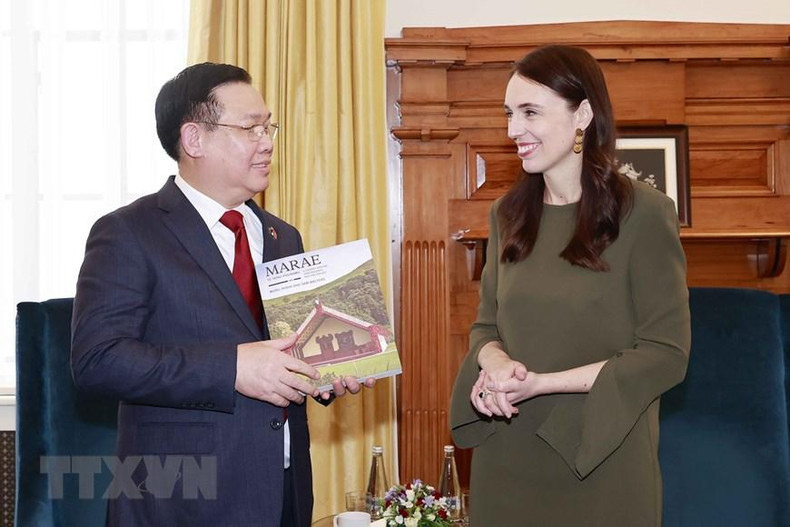 新西兰总理杰辛达·阿德恩向越南国会主席王廷惠赠送纪念品。(图片来源:越通社) 新西兰总理杰辛达·阿德恩向越南国会主席王廷惠赠送纪念品。(图片来源:越通社)