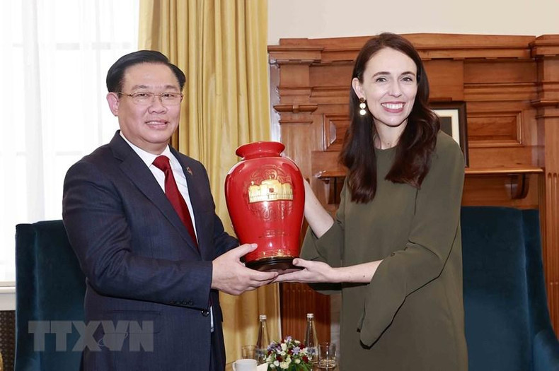 国会主席王廷惠向新西兰总理杰辛达·阿德恩赠送纪念品。(图片来源:越通社) 国会主席王廷惠向新西兰总理杰辛达·阿德恩赠送纪念品。(图片来源:越通社)