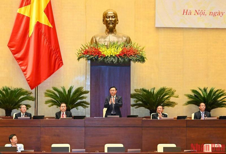 国会主席王廷惠同各位国会副主席出席会议。 国会主席王廷惠同各位国会副主席出席会议。