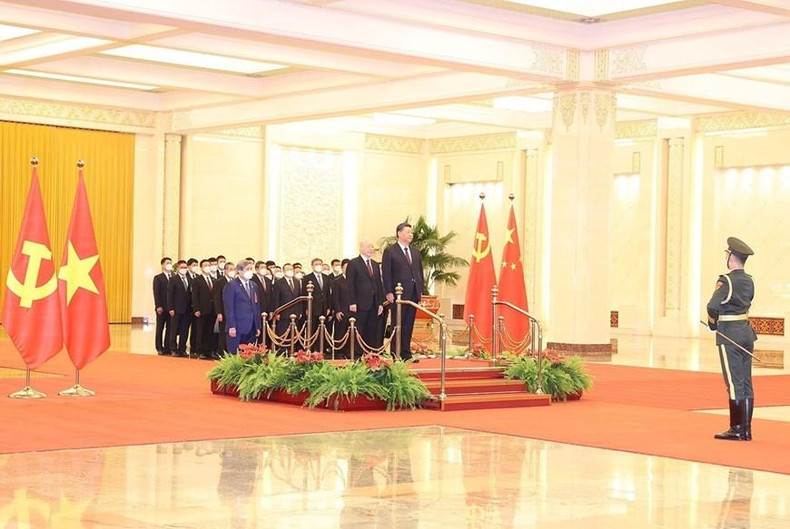 阮富仲总书记同中共中央总书记、中国国家主席习近平检阅仪仗队。(图片来源:越通社) 阮富仲总书记同中共中央总书记、中国国家主席习近平检阅仪仗队。(图片来源:越通社)