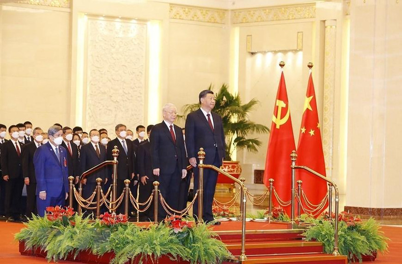 阮富仲总书记同中共中央总书记、中国国家主席习近平登上检阅台,军乐团奏响两国国歌。(图片来源:越通社) 阮富仲总书记同中共中央总书记、中国国家主席习近平登上检阅台,军乐团奏响两国国歌。(图片来源:越通社)
