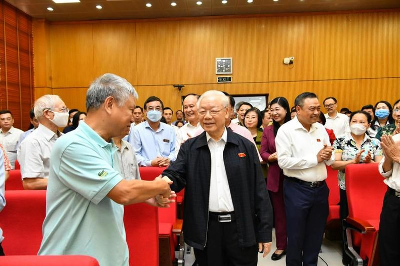 阮富仲总书记与河内市选民。 阮富仲总书记与河内市选民。