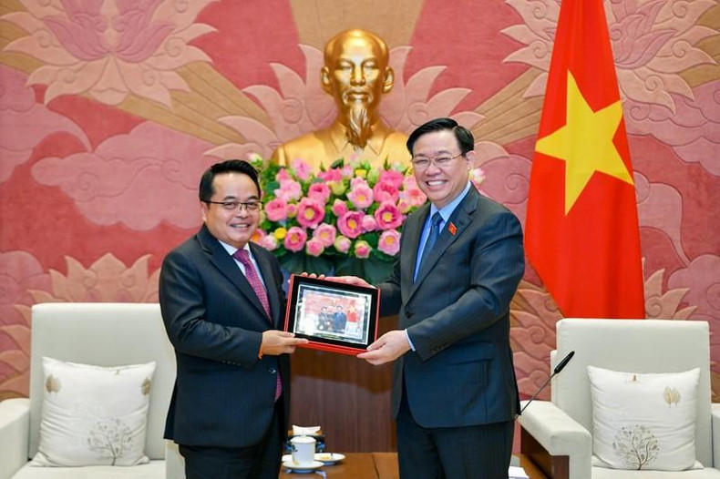 国会主席王廷惠向老挝国家审计署审计长赠送礼物。 国会主席王廷惠向老挝国家审计署审计长赠送礼物。