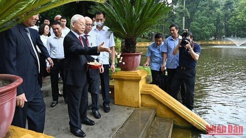 越共中央总书记阮富仲参观胡伯伯鱼塘。 越共中央总书记阮富仲参观胡伯伯鱼塘。