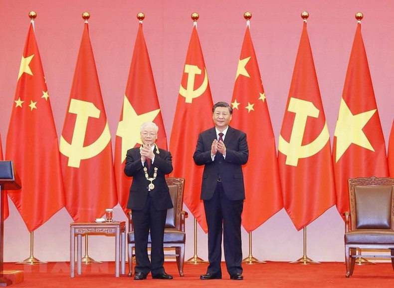 中共中央总书记、中国国家主席习近平向越共中央总书记阮富仲授予中华人民共和国“友谊勋章”。(图片来源:越通社) 中共中央总书记、中国国家主席习近平向越共中央总书记阮富仲授予中华人民共和国“友谊勋章”。(图片来源:越通社)