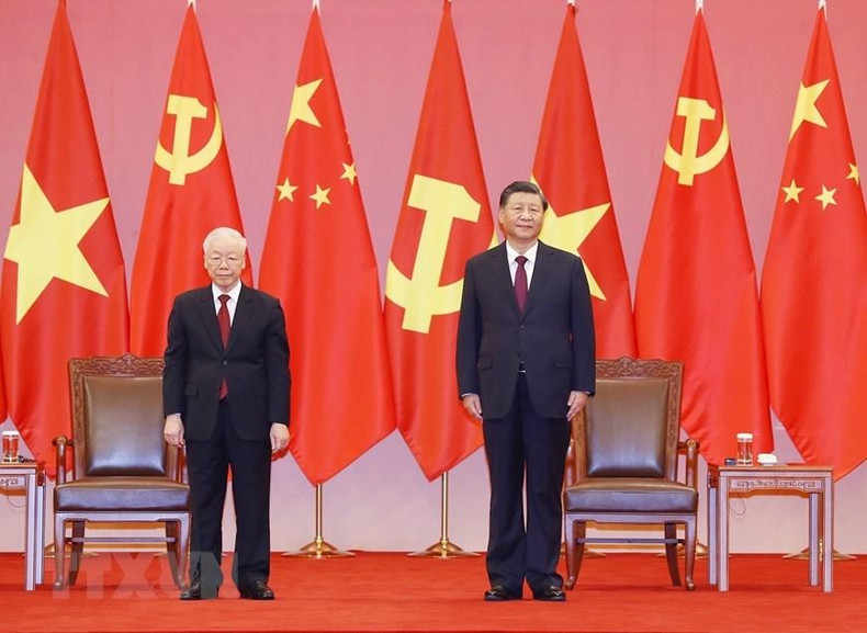 越共中央总书记阮富仲和中共中央总书记、中国国家主席习近平出席授勋仪式。(图片来源:越通社) 越共中央总书记阮富仲和中共中央总书记、中国国家主席习近平出席授勋仪式。(图片来源:越通社)