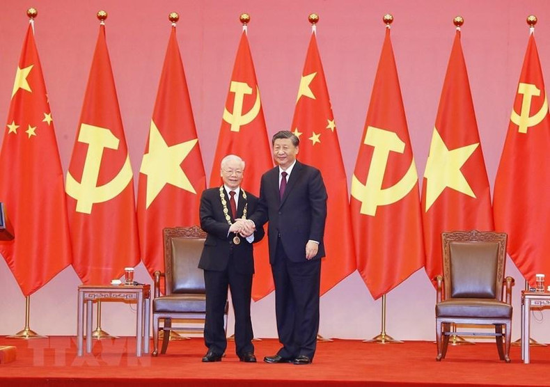 中共中央总书记、中国国家主席习近平向越共中央总书记阮富仲授予中华人民共和国“友谊勋章”。(图片来源:越通社) 中共中央总书记、中国国家主席习近平向越共中央总书记阮富仲授予中华人民共和国“友谊勋章”。(图片来源:越通社)