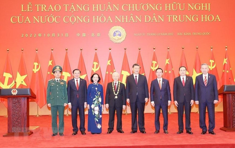 越共中央总书记阮富仲与中共中央总书记、中国国家主席习近平同越南高级代表团团员合影。(图片来源:越通社) 越共中央总书记阮富仲与中共中央总书记、中国国家主席习近平同越南高级代表团团员合影。(图片来源:越通社)