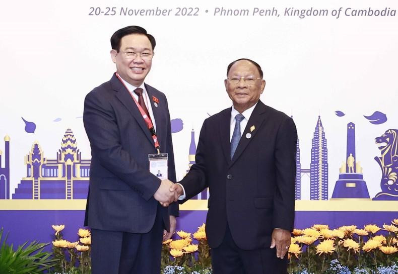 此前,国会主席王廷惠同各国代表团团长礼节性拜会AIPA-43主席韩桑林。(图片来源:越通社) 此前,国会主席王廷惠同各国代表团团长礼节性拜会AIPA-43主席韩桑林。(图片来源:越通社)