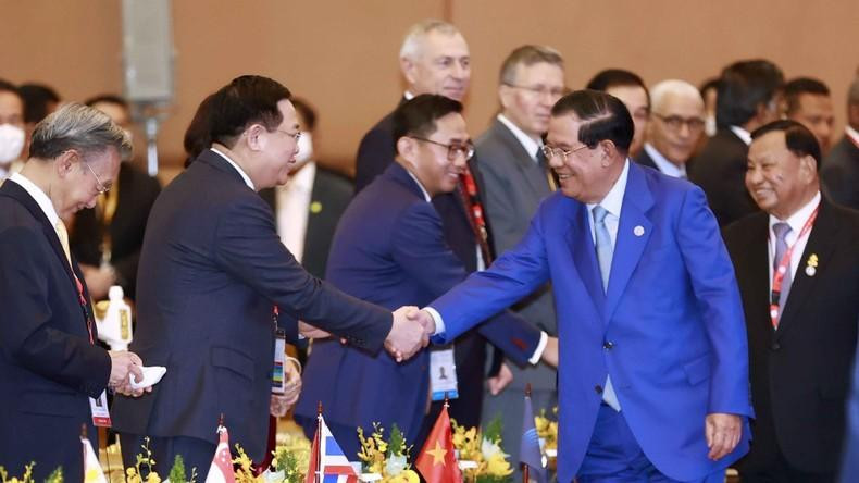 国会主席王廷惠和柬埔寨首相洪森在AIPA-43开幕式上握手。(图片来源:越通社) 国会主席王廷惠和柬埔寨首相洪森在AIPA-43开幕式上握手。(图片来源:越通社)