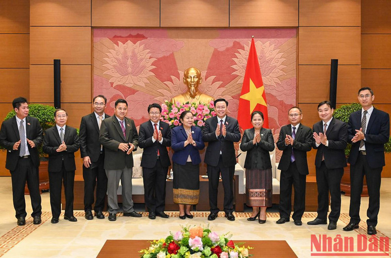 国会主席王廷惠与西赛•乐迪蒙同志和老挝人民革命党中央组织部代表团。 国会主席王廷惠与西赛•乐迪蒙同志和老挝人民革命党中央组织部代表团。
