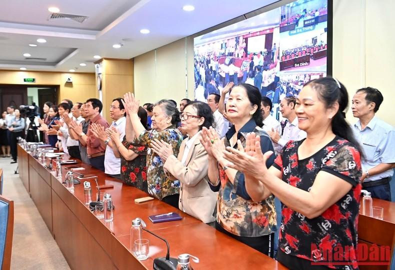 出席会见的代表和选民。 出席会见的代表和选民。