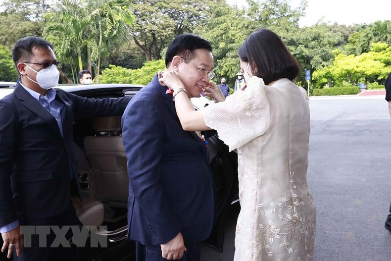 越南国会主席王廷惠欢迎仪式在菲律宾众议院总部举行。 越南国会主席王廷惠欢迎仪式在菲律宾众议院总部举行。