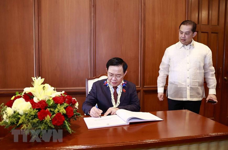 越南国会主席王廷惠在菲律宾众议院写留言。 越南国会主席王廷惠在菲律宾众议院写留言。