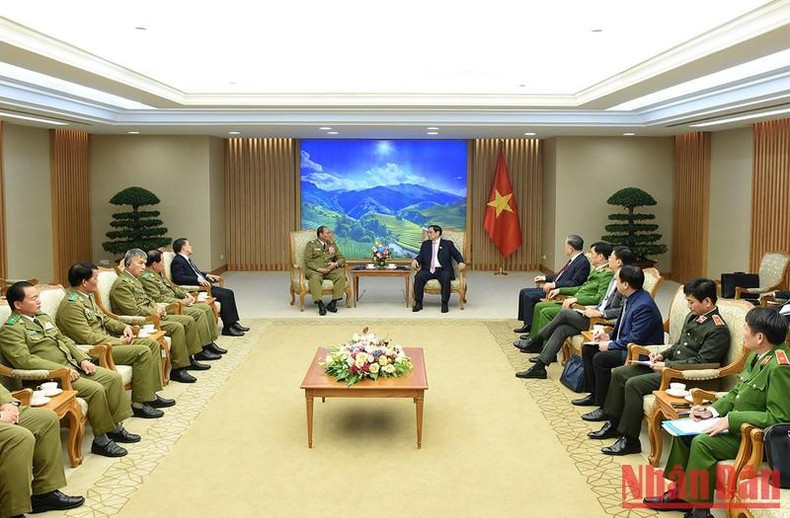 维莱·拉坎丰大将对范明正总理所提出的建议表示赞同。他表示将积极落实两国高层领导关于安全合作的指导意见与合作协议;强调老挝公安部将与越南公安部进一步深化合作关系,为促进两党、两国领导和人民精心培育的特殊团结友谊做出贡献。 维莱·拉坎丰大将对范明正总理所提出的建议表示赞同。他表示将积极落实两国高层领导关于安全合作的指导意见与合作协议;强调老挝公安部将与越南公安部进一步深化合作关系,为促进两党、两国领导和人民精心培育的特殊团结友谊做出贡献。