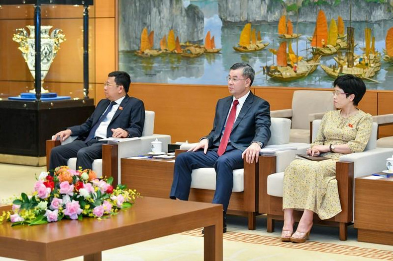 出席会见的越南代表团。 出席会见的越南代表团。