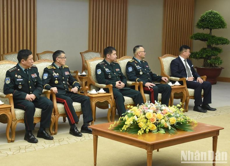 蒙古国国防部长代表团团员出席会见。