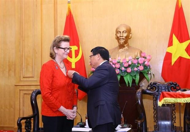 胡志明国家政治学院院长阮春胜为凯特琳·维森女士授予“致力于政治理论培训事业”纪念章 。(图片来源:越通社) 胡志明国家政治学院院长阮春胜为凯特琳·维森女士授予“致力于政治理论培训事业”纪念章 。(图片来源:越通社)