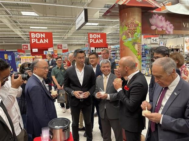 与会代表品尝越南米饭。(图片来源:越通社) 与会代表品尝越南米饭。(图片来源:越通社)