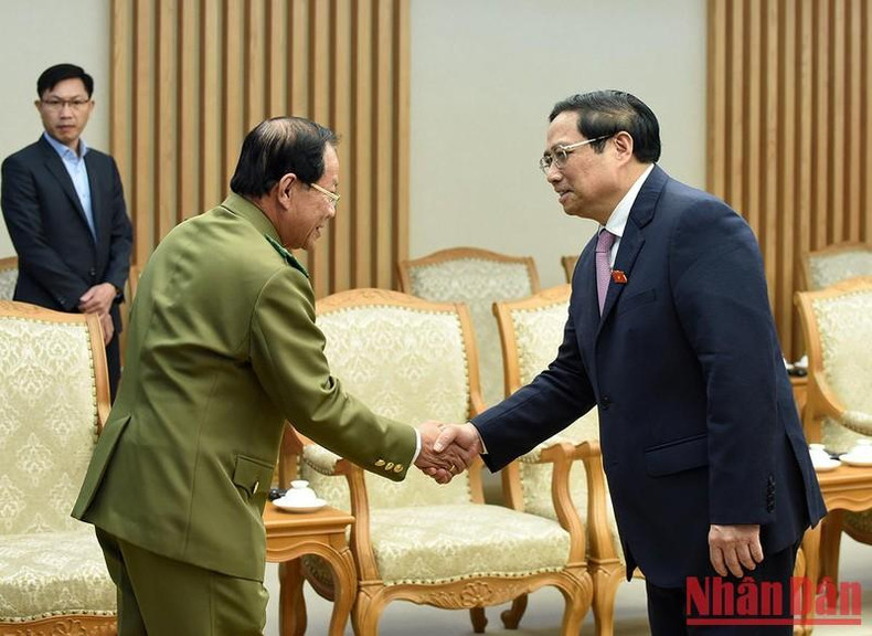 范明正总理欢迎老挝公安部代表团团员访问越南。 范明正总理欢迎老挝公安部代表团团员访问越南。