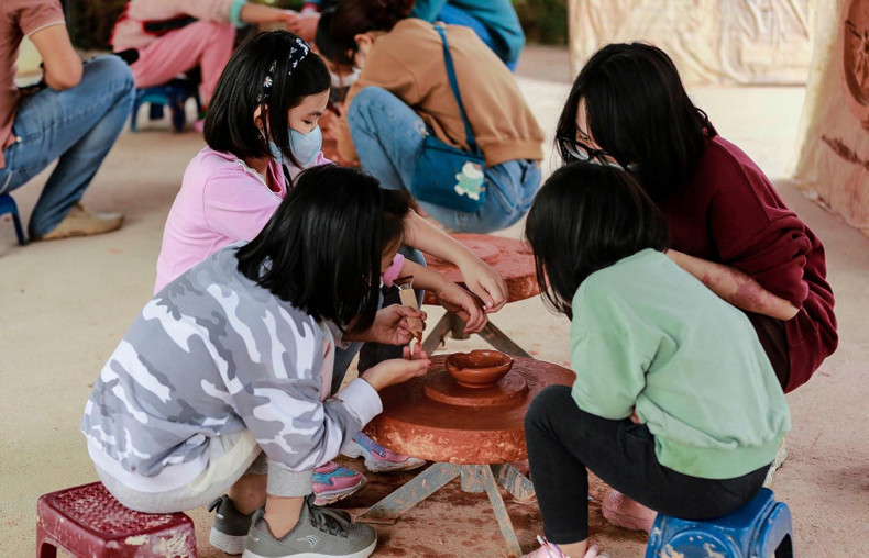 公园里的陶艺课。 公园里的陶艺课。