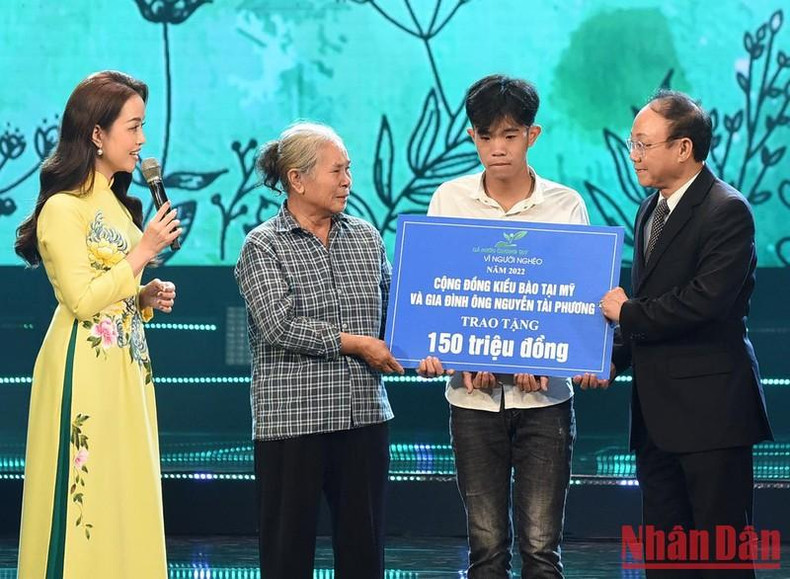 阮才方先生及其家属和旅居美国侨报社群向富寿省厦和县在小时候失去了双亲的学生阮文俊捐赠了1.5亿越南盾。