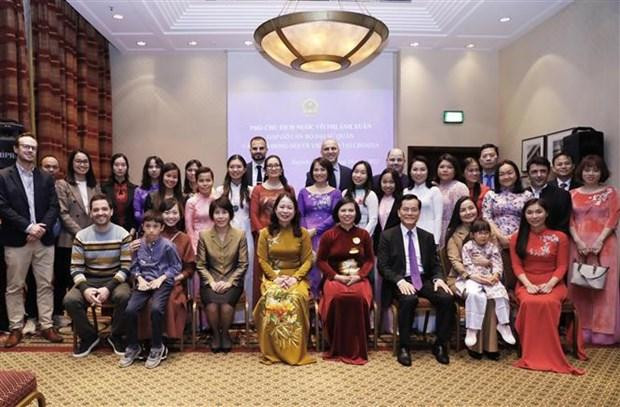 武氏映春副主席会见越南驻匈牙利兼驻克罗地亚大使馆工作人员和旅克越南人社群代表。(图片来源:越通社) 武氏映春副主席会见越南驻匈牙利兼驻克罗地亚大使馆工作人员和旅克越南人社群代表。(图片来源:越通社)