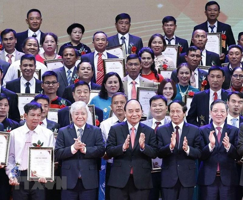 阮春福主席和与与会代表以及2022年100名越南优秀农民合影。(图片来源:越通社) 阮春福主席和与与会代表以及2022年100名越南优秀农民合影。(图片来源:越通社)