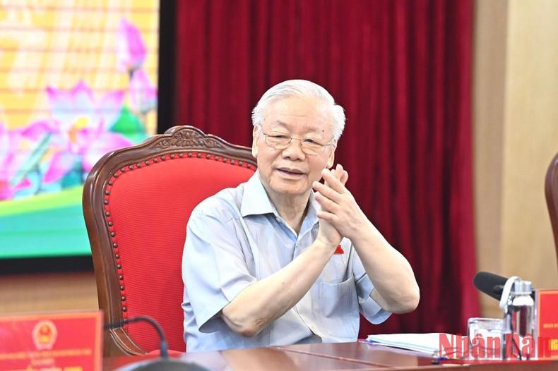 越共中央总书记阮富仲出席河内市一号选举单位会见选民活动。 越共中央总书记阮富仲出席河内市一号选举单位会见选民活动。