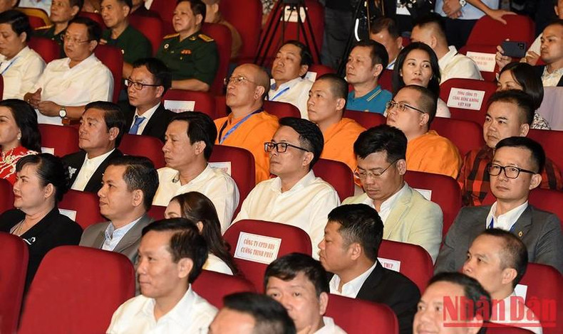 出席活动的代表们。