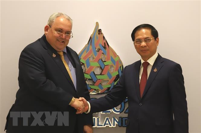 裴青山部长会见巴布亚新几内亚外交部长贾斯汀·特卡琴科。(图片来源:越通社) 裴青山部长会见巴布亚新几内亚外交部长贾斯汀·特卡琴科。(图片来源:越通社)