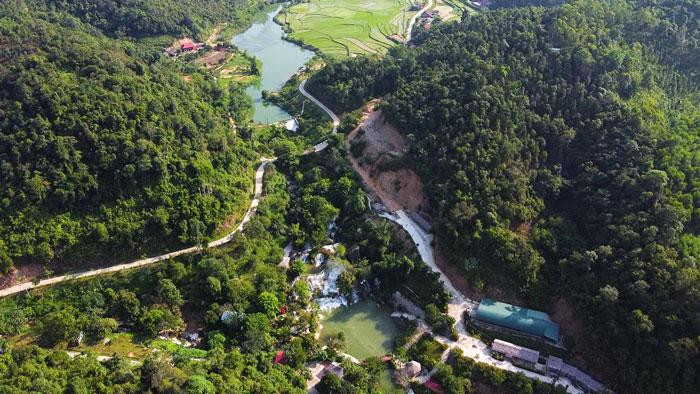 登莫瀑布发源于石灰岩洞穴的地下水源,流经平嘉县蒙恩乡。 登莫瀑布发源于石灰岩洞穴的地下水源,流经平嘉县蒙恩乡。