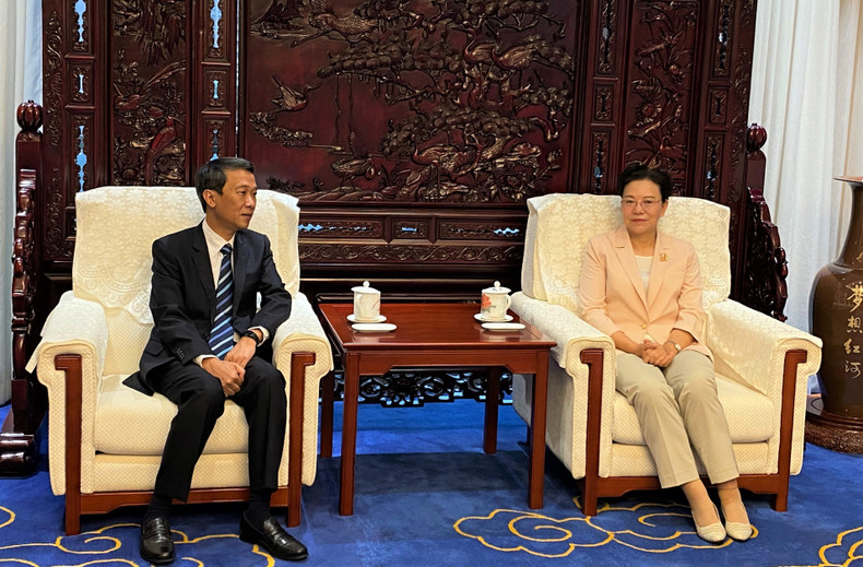 越南驻昆总领事阮忠孝与云南省人大常委会副主任王树芬在会谈前交换意见。 越南驻昆总领事阮忠孝与云南省人大常委会副主任王树芬在会谈前交换意见。