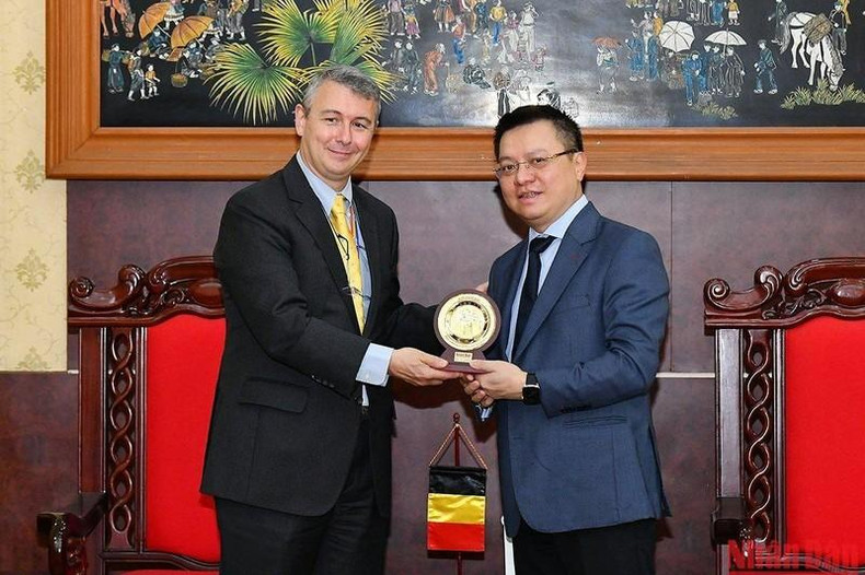 黎国明总编辑向比利时驻越南大使赠送礼物。 黎国明总编辑向比利时驻越南大使赠送礼物。
