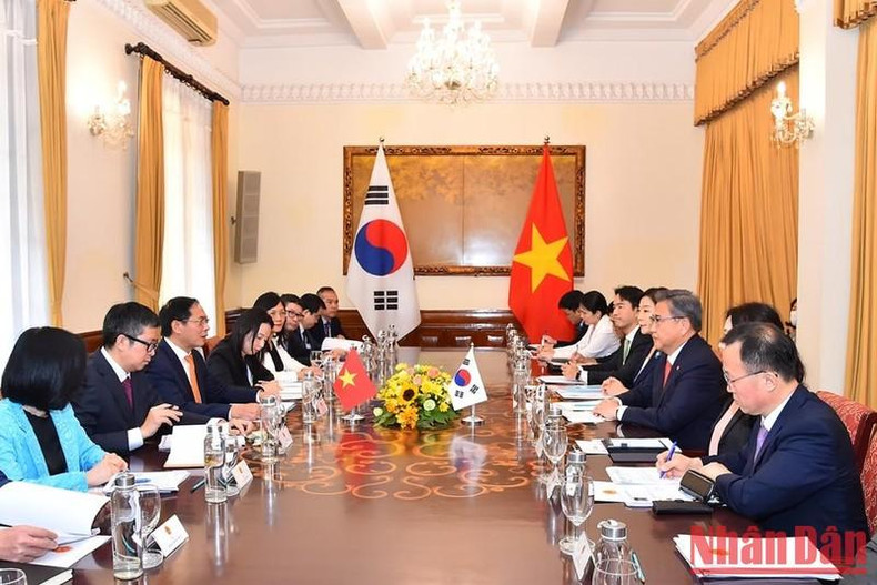 裴青山部长与韩国外交部长朴振举行会谈。 裴青山部长与韩国外交部长朴振举行会谈。