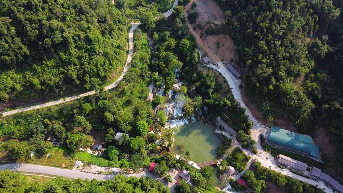 瀑布紧邻279国道,交通十分便于游客游览和野餐。 瀑布紧邻279国道,交通十分便于游客游览和野餐。