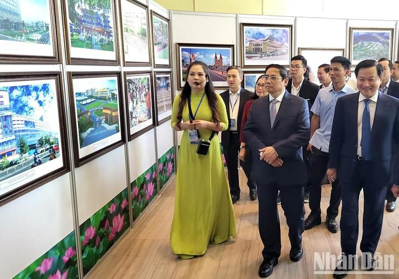 范明正总理出席题为“东南部：新突破-新高度”的图片展。