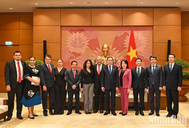 国会常务副主席陈青敏和墨西哥劳动党总书记阿尔贝托•安纳亚•古铁雷斯同与会代表合影留念。 国会常务副主席陈青敏和墨西哥劳动党总书记阿尔贝托•安纳亚•古铁雷斯同与会代表合影留念。