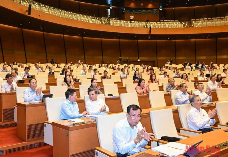 各位国会代表出席会议。 各位国会代表出席会议。