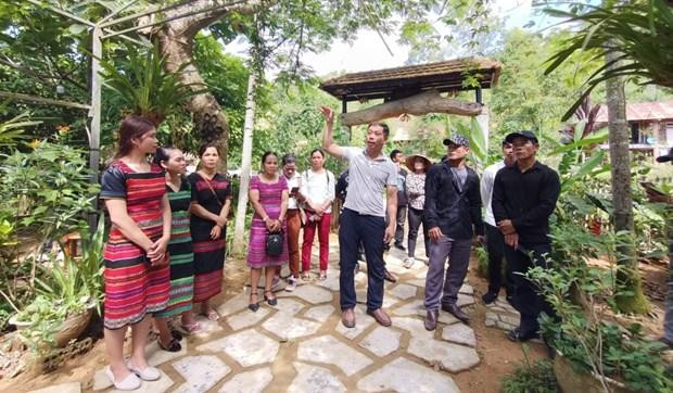 瑞士发展与合作协会为1200名少数民族人开展旅游业务培训活动。(图片来源:越通社) 瑞士发展与合作协会为1200名少数民族人开展旅游业务培训活动。(图片来源:越通社)