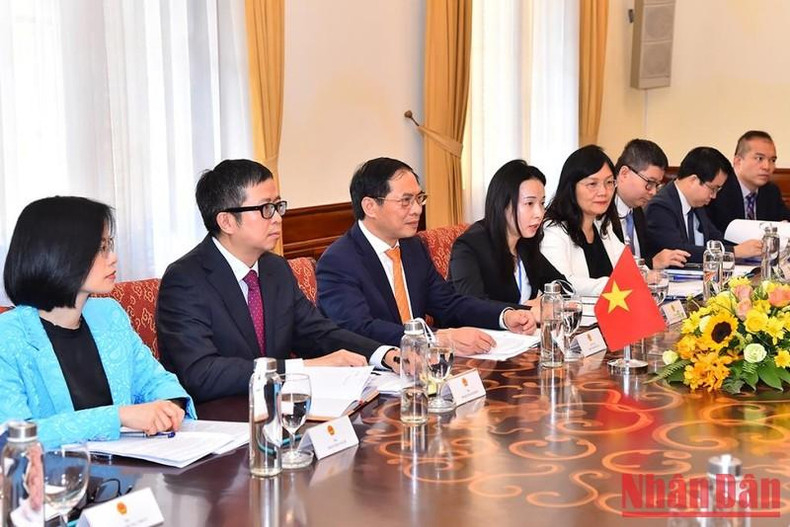 出席会谈的越南外交部部长裴青山和外交部干部、职员。 出席会谈的越南外交部部长裴青山和外交部干部、职员。