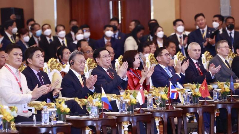 越南国会主席王廷惠11月21日上午在柬埔寨首都金边出席了第43届东盟议会联盟大会开幕式。(图片来源:越通社) 越南国会主席王廷惠11月21日上午在柬埔寨首都金边出席了第43届东盟议会联盟大会开幕式。(图片来源:越通社)