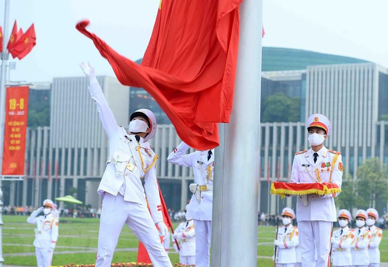 6时整,国歌奏响时,国旗被升到29米高的旗杆上。(图片来源:越通社) 6时整,国歌奏响时,国旗被升到29米高的旗杆上。(图片来源:越通社)
