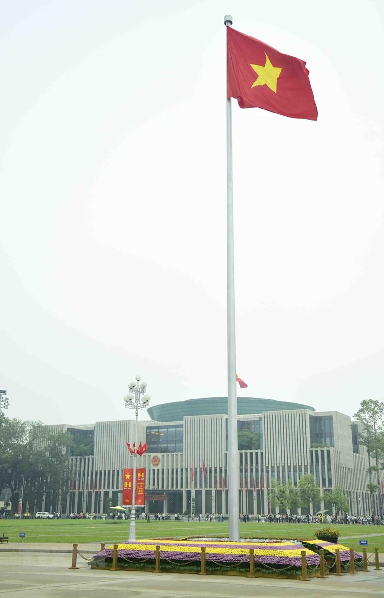 国旗被升到29米高的旗杆上。(图片来源:越通社) 国旗被升到29米高的旗杆上。(图片来源:越通社)