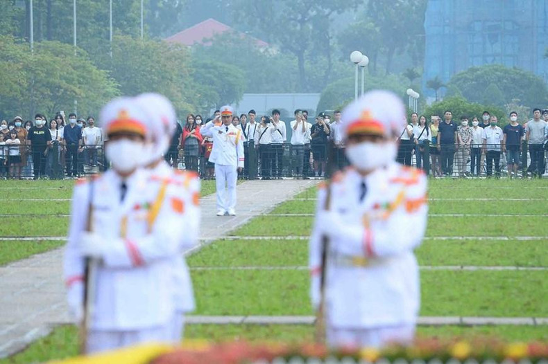 许多民众在巴亭广场见证这一神圣的时刻。(图片来源:越通社) 许多民众在巴亭广场见证这一神圣的时刻。(图片来源:越通社)