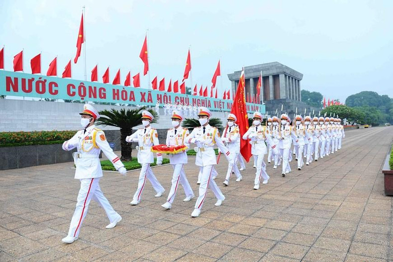标兵队在巴亭广场上游行。(图片来源:越通社) 标兵队在巴亭广场上游行。(图片来源:越通社)